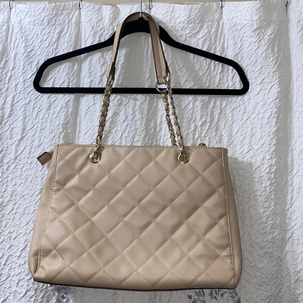 Purse in great condition, gold chains.
